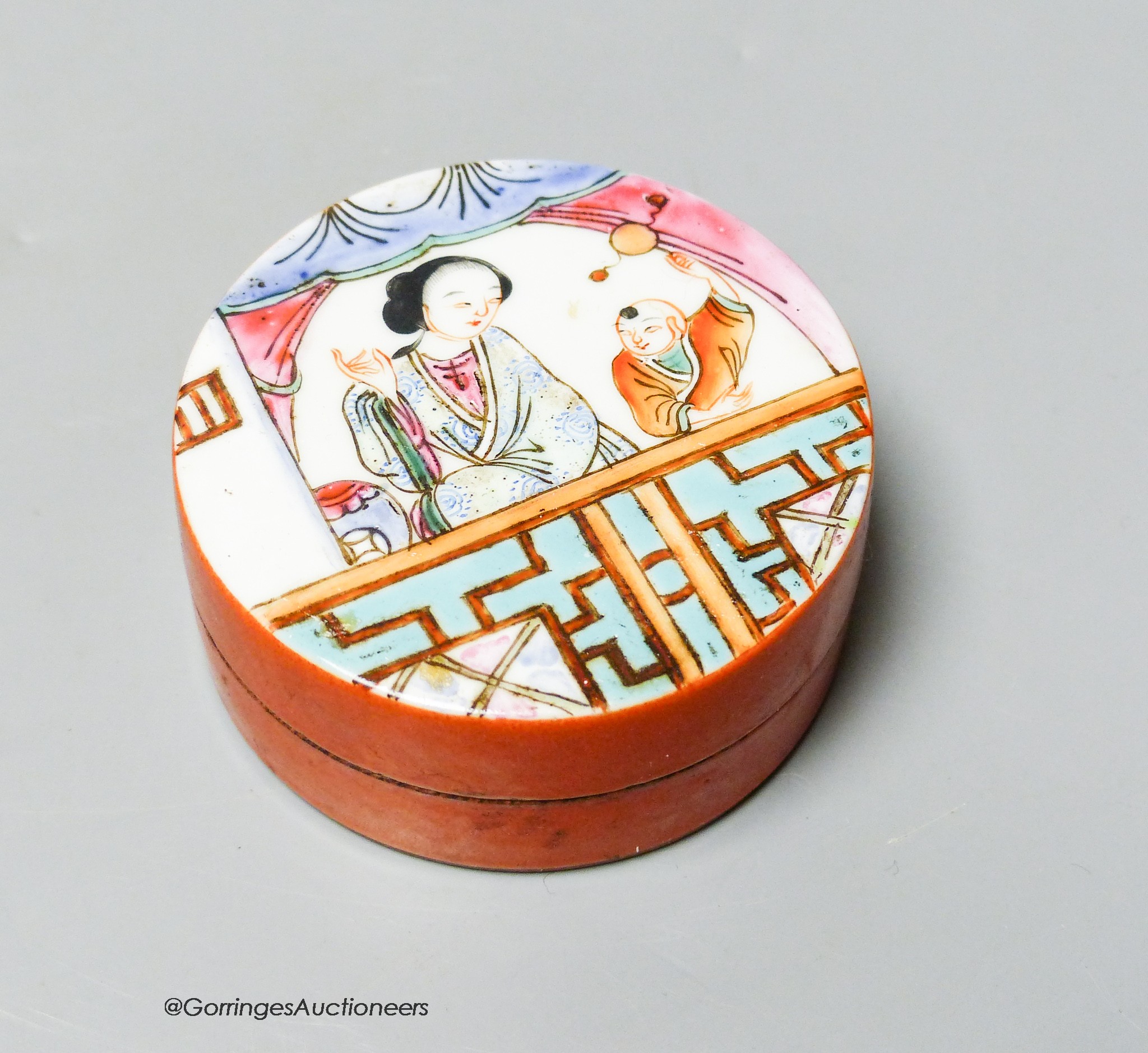 A Chinese famille rose porcelain circular box and cover, diameter 6cm